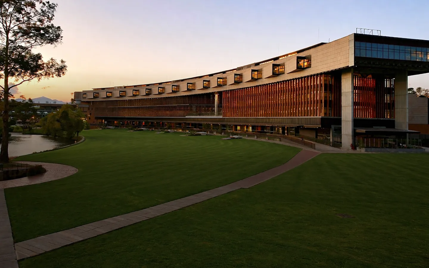 Edificio de universidad pública al atardecer, sede de SIGMA
