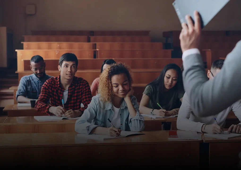Aula universitaria con docente y estudiantes, entorno digital PDI de SIGMA