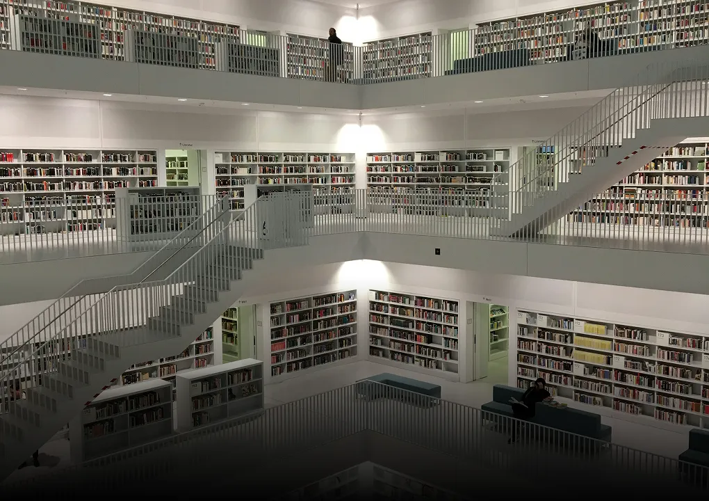 Biblioteca universitaria moderna con espacios de gestión, entorno PTGAS