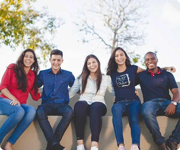 Equipo SIGMA sonriendo al aire libre, cultura de personas y bienestar