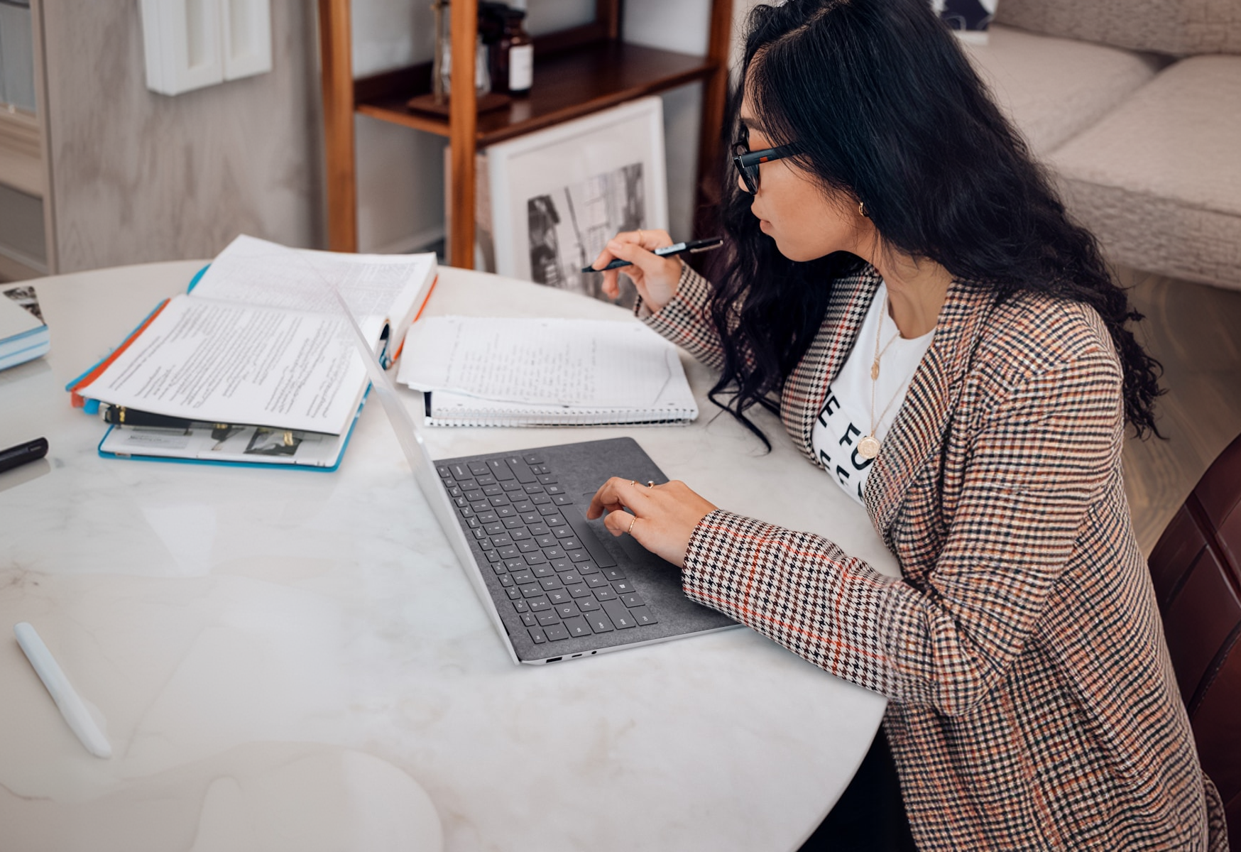 Profesional revisando documentación académica, plataforma SIGMA Academic