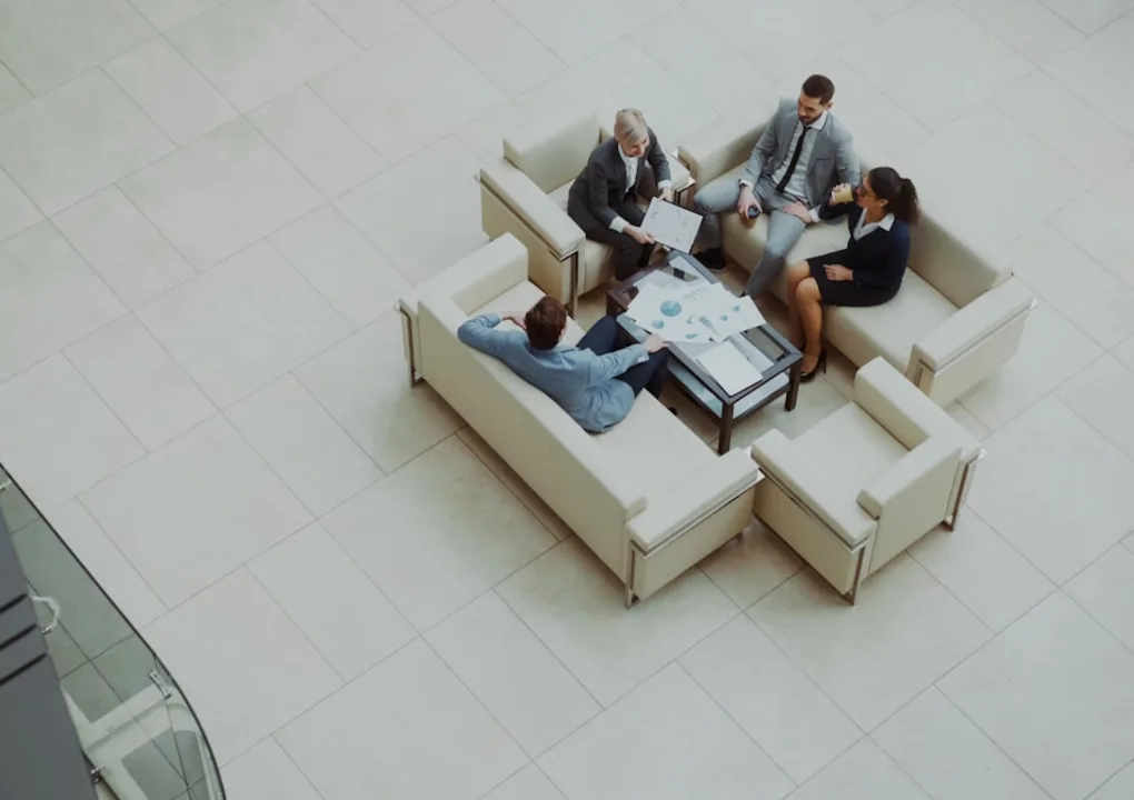 Reunión de trabajo vista cenital, tecnología que facilita la docencia y la investigación