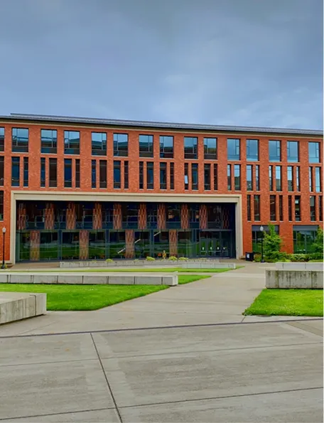 Edificio universitario público al amanecer, valor de excelencia pública