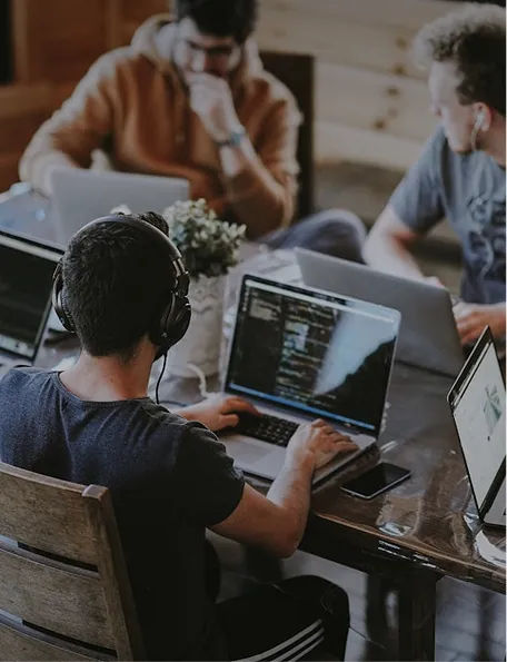 Equipo trabajando con portátiles, valor de perspectiva interna y externa