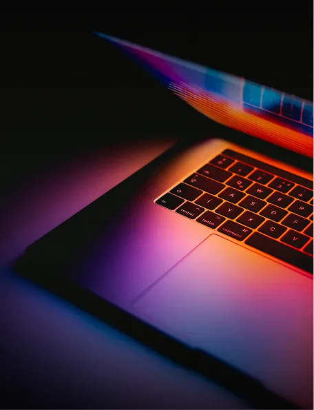 Portátil abierto con destellos de color, valor de tecnología con propósito